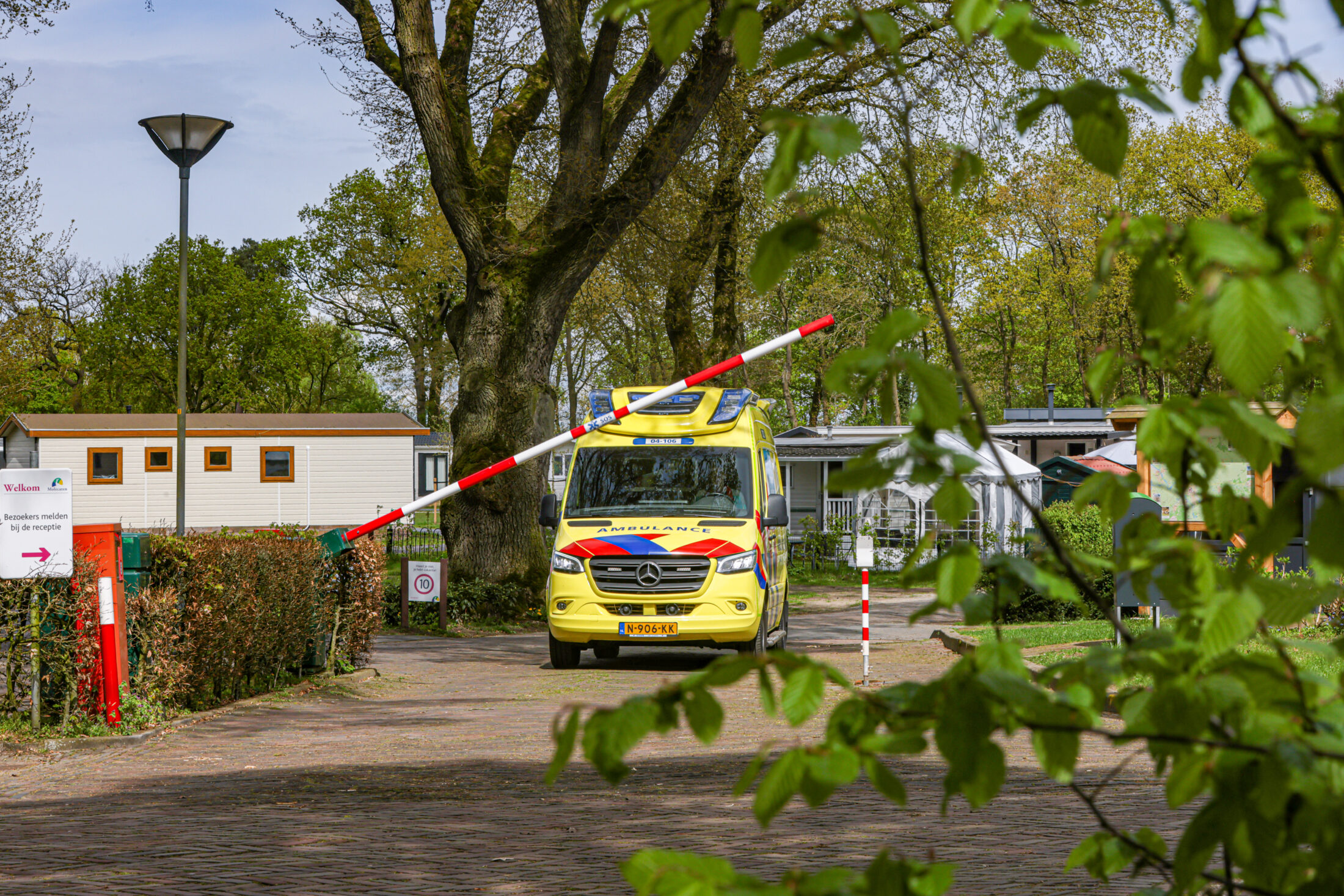 Ambulance die aan komt rijden op een camping